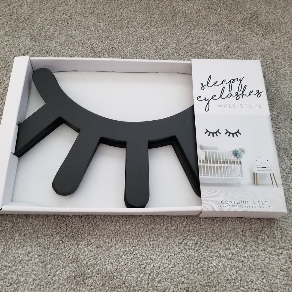 Sleepy Eyelashes Wall Decor - 1set